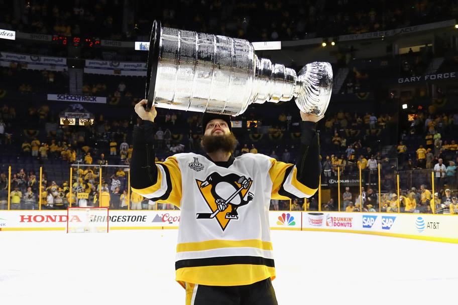 I giocatore dei Pittsburgh Penguins gioca con la coppa 